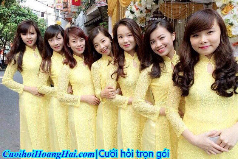 Đội bê tráp nữ áo dài vàng
